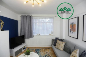 FW Haute Apartments at Hillingdon, 3 Bedrooms and 2 Bathrooms Pet-Friendly HOUSE with Garden, with King or Twin beds with FREE WIFI and PARKING